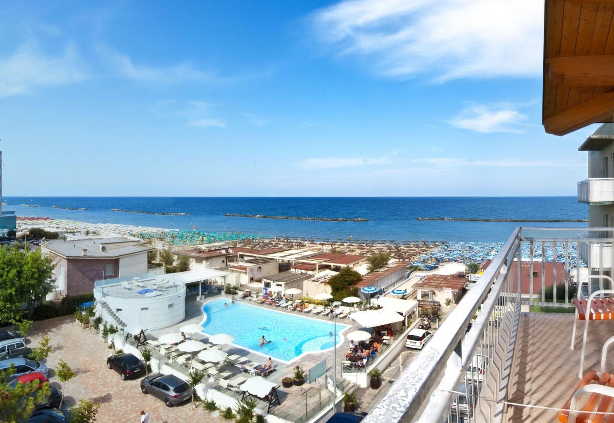Hotel Saint Tropez Spa & Restaurant リド・ディ・サヴィオ エクステリア 写真
